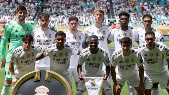 Jogadores do Real Madrid de camisa branca, em campo