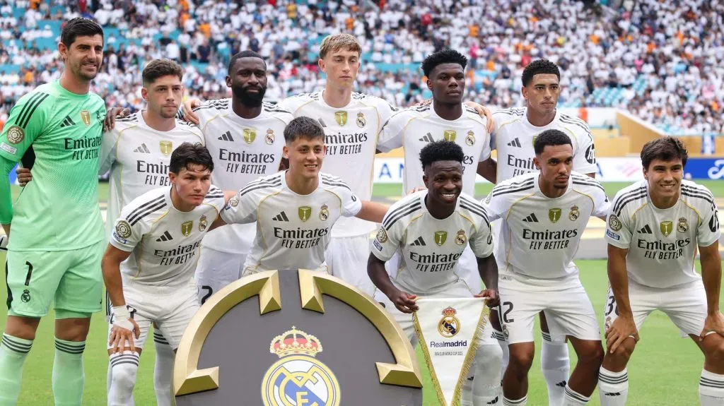 Jogadores do Real Madrid, em campo, com a camisa branca