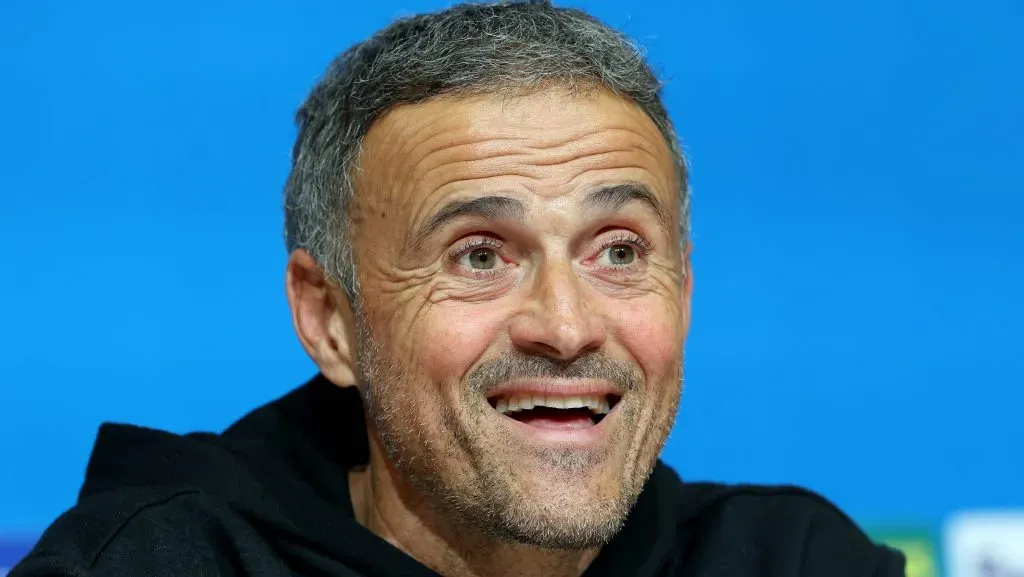 Luis Enrique, treinador do PSG, de jaqueta preta