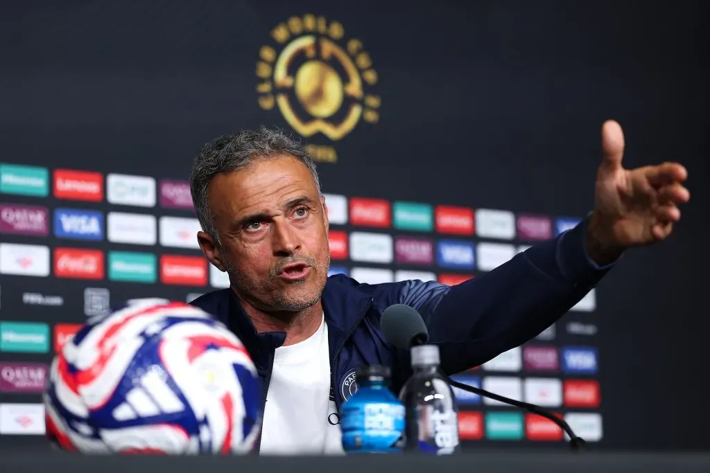 Luis Enrique faz gesto com a mão