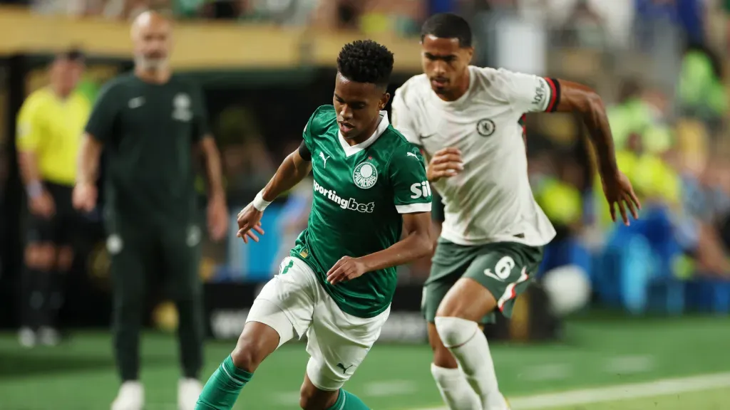 Estêvão em partida do Palmeiras contra o Chelsea (Photo by Luke Hales/Getty Images)