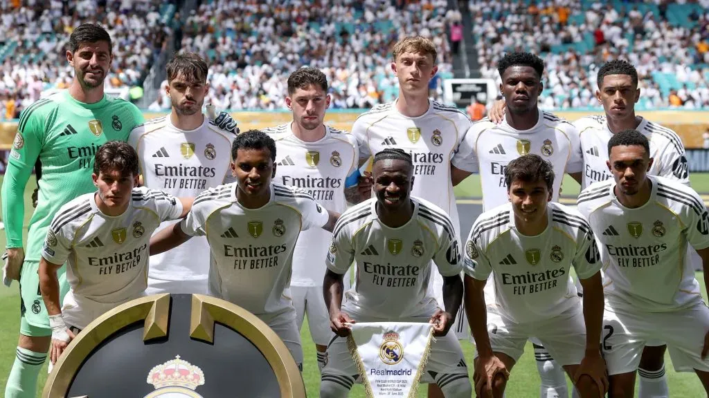 Jogadores do Real Madrid de camisa branca, em campo