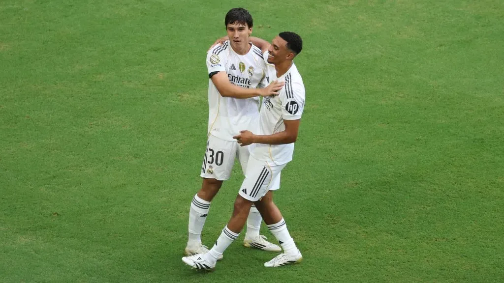 Arnold comemorando com Gonzalo García após assistênica. Foto: Kevin C. Cox/Getty Images