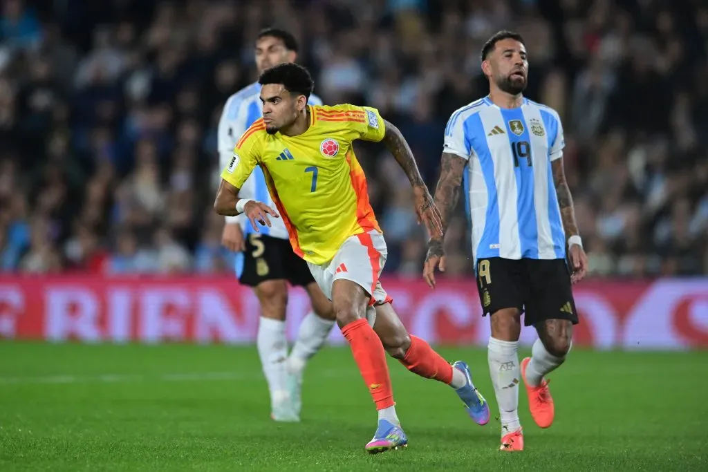 Luis Díaz vs Argentina. (Photo by Marcelo Endelli/Getty Images)