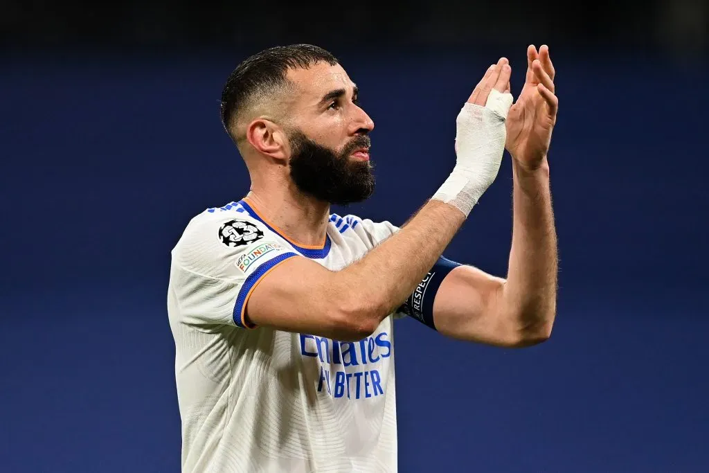 Benzema, com a camisa branca do Real Madrid