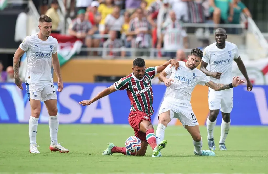 Thiago Santos em ação pelo Fluminense contra o Al Hilal. Para Felipe Melo, ele deveria começar contra o Chelsea (Photo by Alex Grimm/Getty Images)