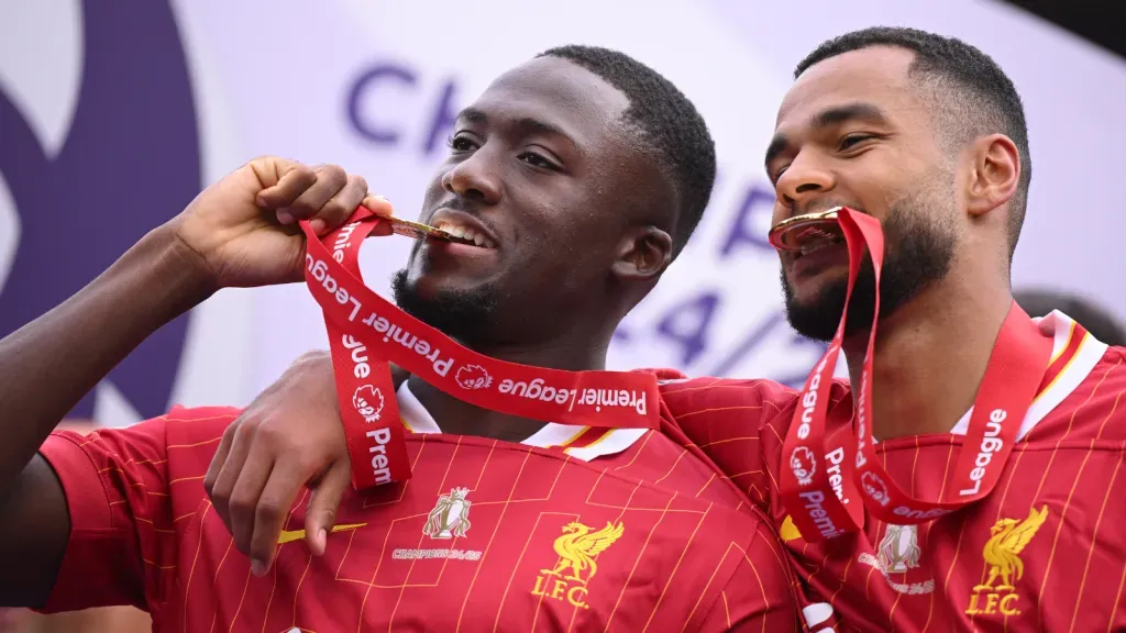 Cody Gakpo e Konaté comemorando título da Premier League juntos (Photo by Michael Regan/Getty Images/Getty Images For The Premier League)