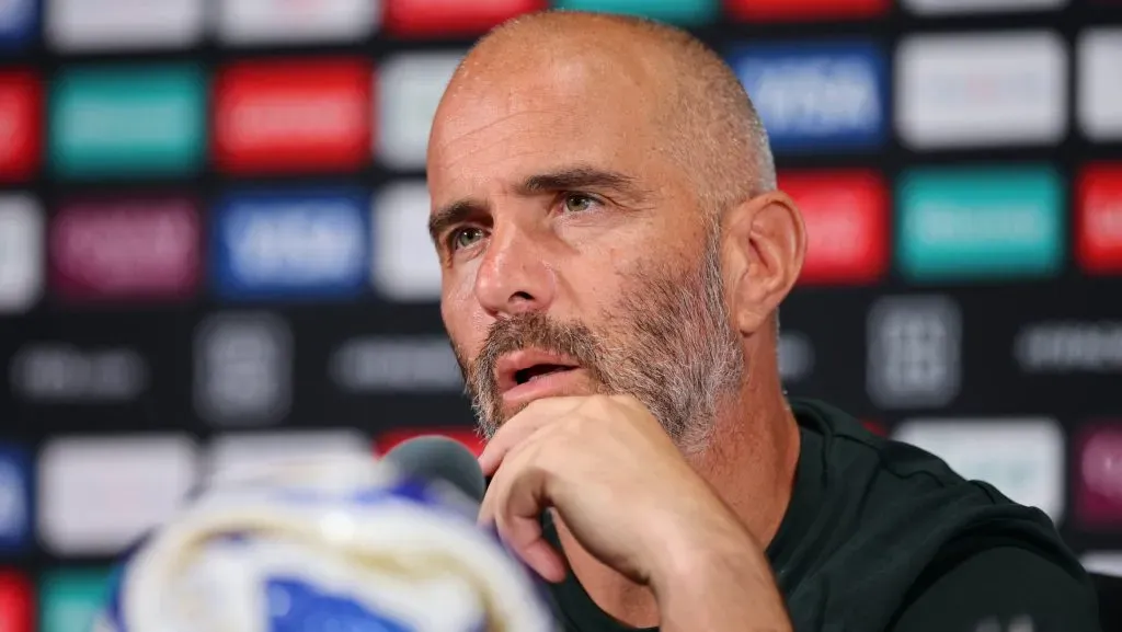 Enzo Maresca, com camisa preta