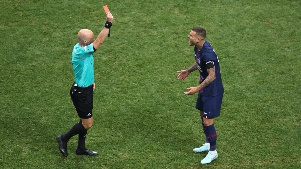 Lucas Hernández tomando cartão vermelho contra o Bayern de Munique. Foto: Megan Briggs/Getty Images