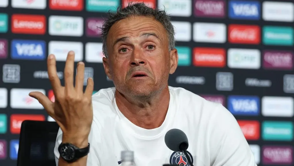 Luis Enrique, de camisa branca. ele citou motivação antes de PSG X Real Madrid