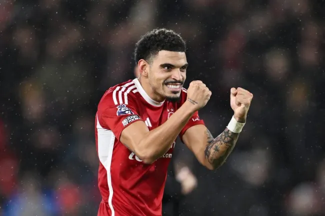 Morgan Gibbs-White deve fechar com o Tottenham, segundo informações do jornalista Fabrizio Romano. Jogador teria acertado termos pessoais com o Manchester City, mas os Spurs querem acionar a cláusula de rescisão do meio-campista (Photo by Michael Regan/Getty Images)