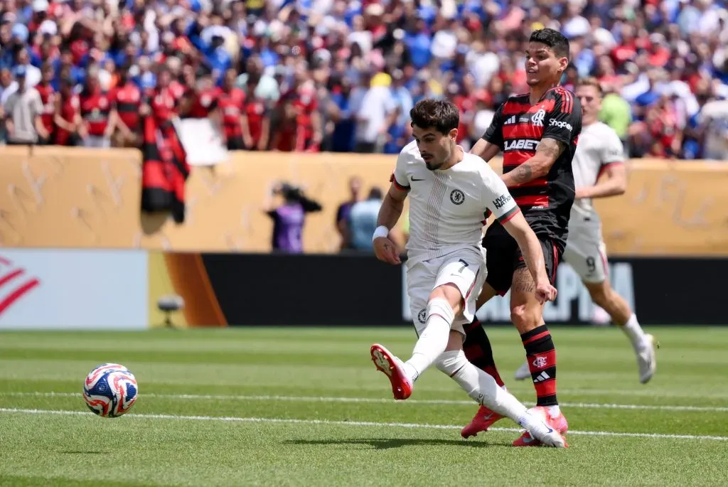Pedro chuta a bola