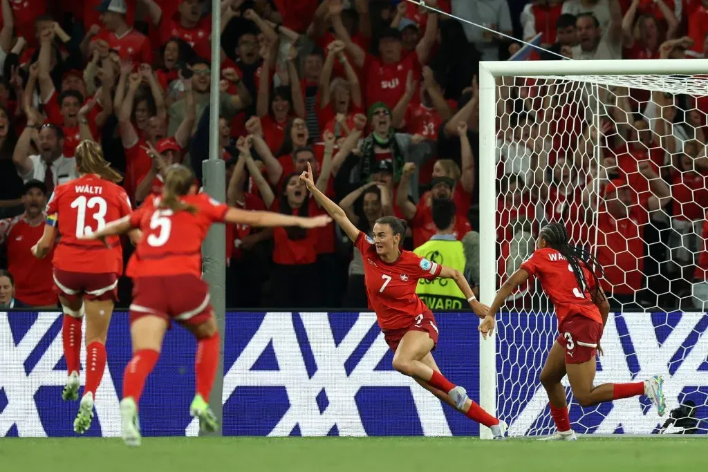 Riola Xhemaili comemora gol decisivo da Suíça (Photo by Alexander Hassenstein/Getty Images)