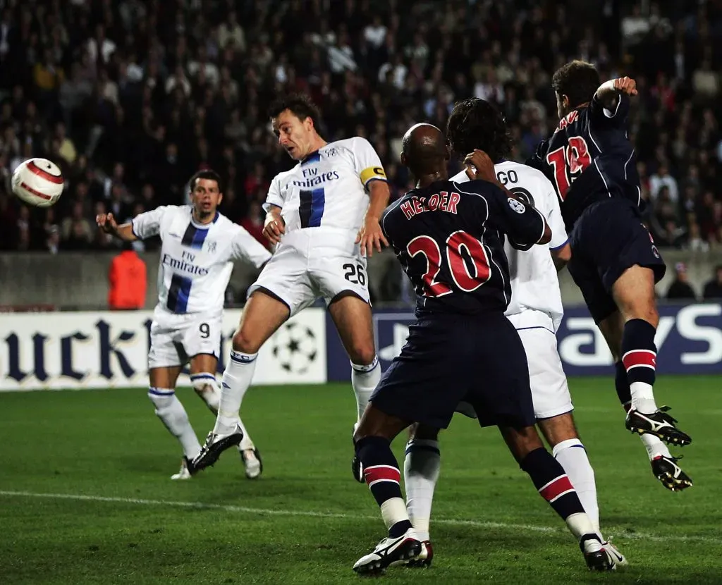 PSG x Chelsea em jogo válido pela Champions Leagué em 2004. (Photo by Shaun Botterill/Getty Images)