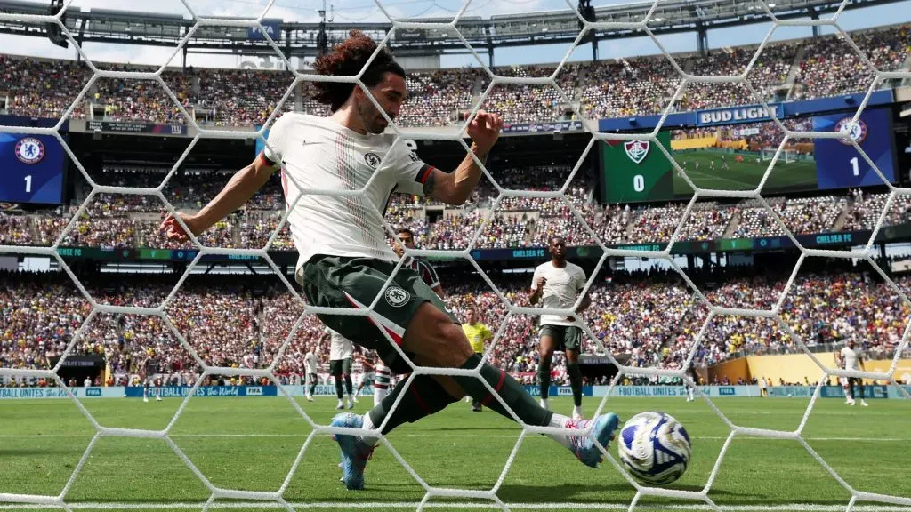 Cucurella salvando gol em cima da linha. Foto: Luke Hales/Getty Images