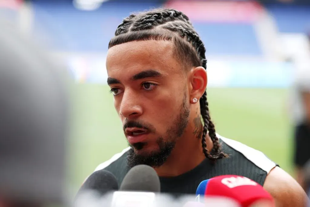 Malo Gusto, com camisa preta e detalhes brancos