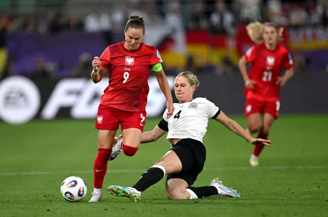 Ewa Pajor atuando pela Polônia contra a Alemanha durante a Eurocopa Feminina (Photo by Matthias Hangst/Getty Images)