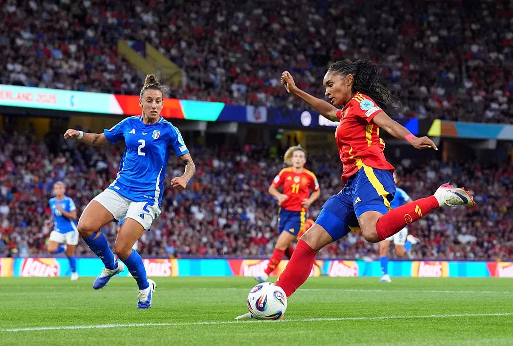 Jogadoras de Espanha e Itália brigam pela bola (Photo by Daniela Porcelli/Getty Images)