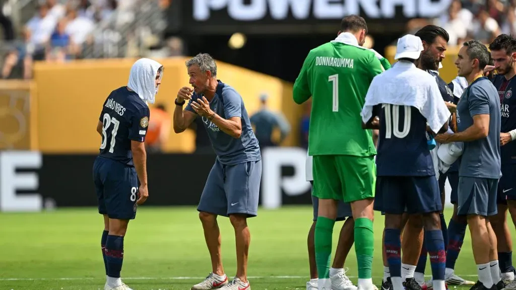 Luis Enrique instruindo jogadores. Foto: David Ramos/Getty Images