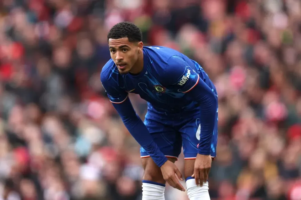 Colwill na partida diante do Arsenal (Photo by Alex Pantling/Getty Images)