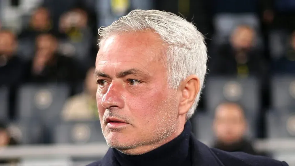 José Mourinho, técnico do Fenerbahçe, aperta a mão de Pierre Sage, técnico do Olympique Lyonnais (não retratado), durante a partida da Fase de Liga MD7 da UEFA Europa League 2024/25 entre Fenerbahçe SK e Olympique Lyonnais, em 23 de janeiro de 2025, em Istambul, Turquia. (Foto de Ahmad Mora/Getty Images)