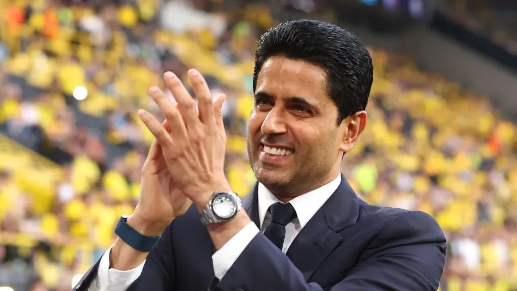 DORTMUND, ALEMANHA - 01 DE MAIO: Nasser Al-Khelaifi, presidente do Paris Saint-Germain, aplaude os fãs antes da partida de ida da semifinal da Liga dos Campeões da UEFA entre Borussia Dortmund e Paris Saint-Germain no Signal Iduna Park em 01 de maio de 2024 em Dortmund, Alemanha.