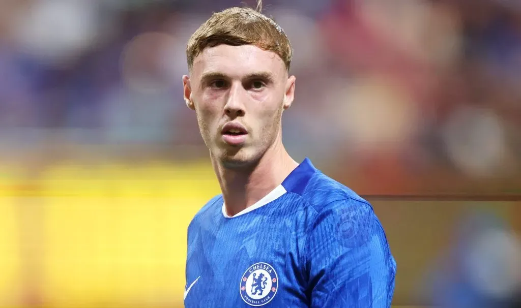 Cole Palmer, em campo, de camisa azul do Chelsea
