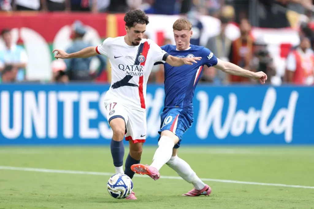 Vitinha sendo marcado por Cole Palmer (Photo by Luke Hales/Getty Images)