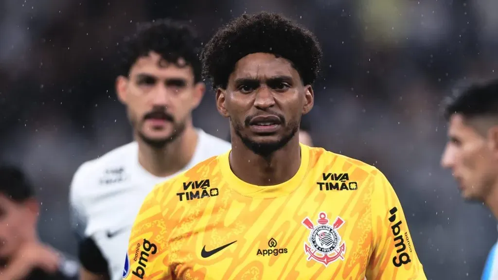 Hugo Souza em ação pelo Corinthians. Foto: Ettore Chiereguini/AGIF