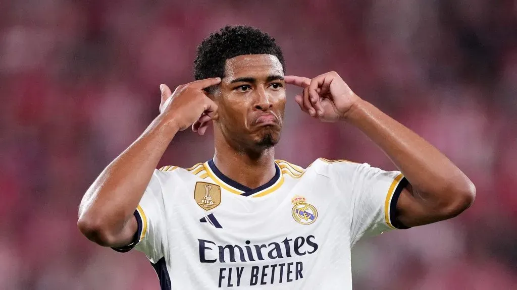 BILBAU, ESPANHA - 12 DE AGOSTO: Jude Bellingham, do Real Madrid, gesticula durante a partida da LaLiga EA Sports entre Athletic Club e Real Madrid CF no Estádio de San Mamés em 12 de agosto de 2023 em Bilbao, Espanha.