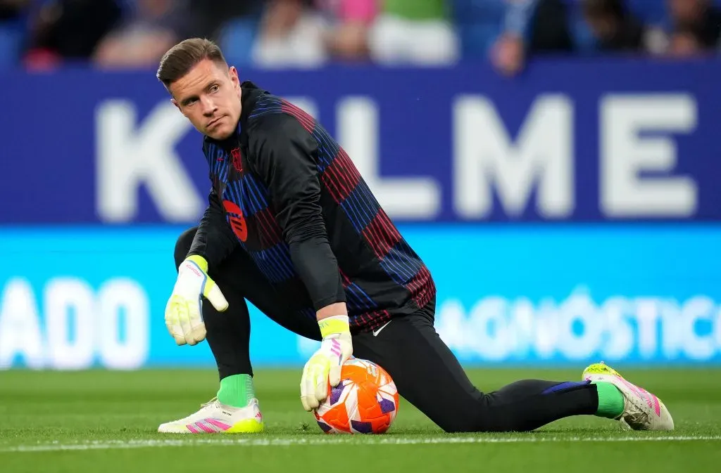 Ter Stegen se alongando durante um treino pelo Barcelona (Photo by Alex Caparros/Getty Images)