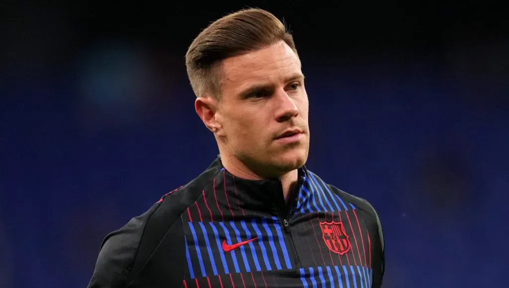 Ter Stegen, com a jaqueta azul e preta