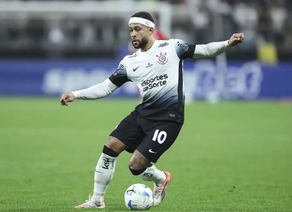 Depay com a bola nos pés