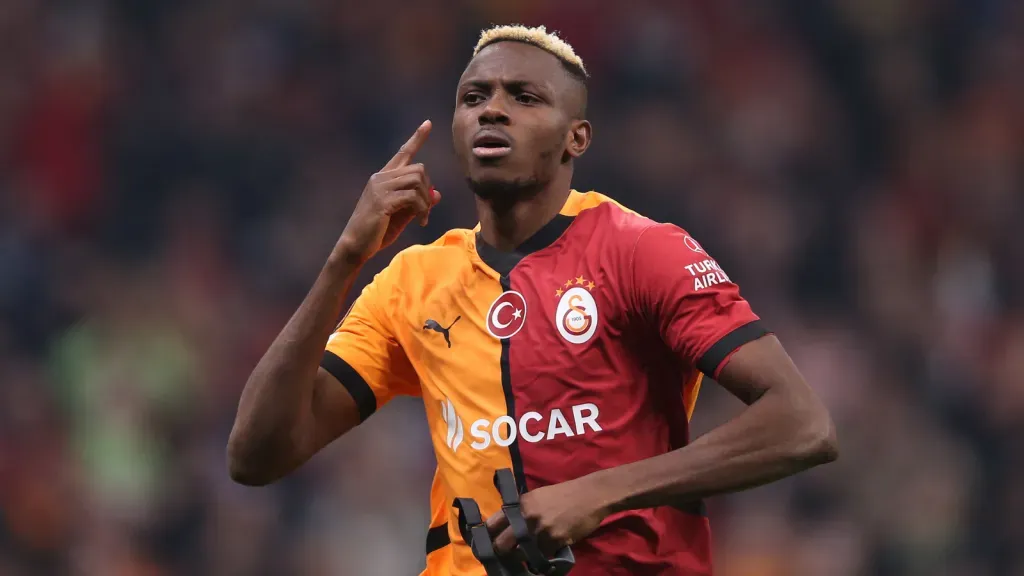 Victor Osimhen comemora com a camisa do Galatasaray. (Photo by Ahmad Mora/Getty Images)