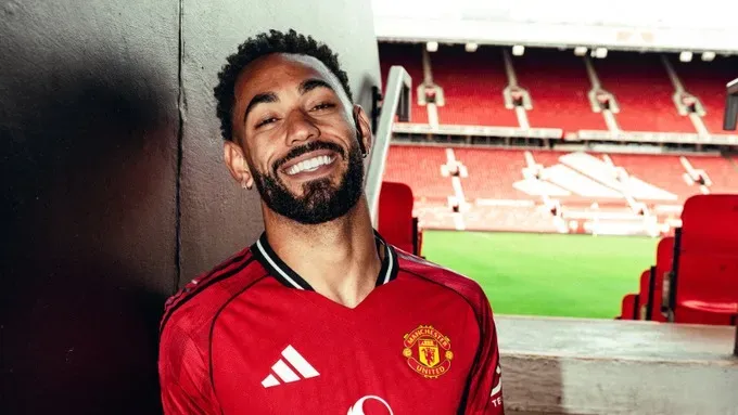 Cunha com sorriso no rosto