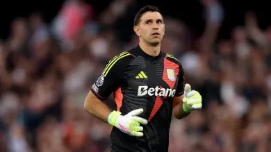 Dibu Martínez é pedido pela torcida do Barcelona