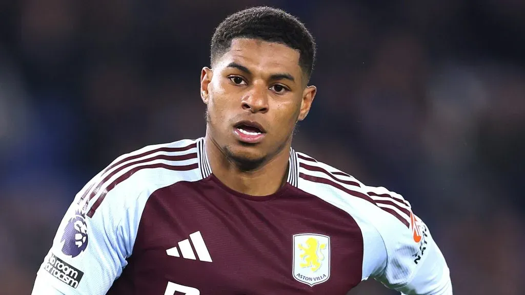 Rashford, que é alvo do Barcelona, em campo com o Aston Villa (Photo by Warren Little/Getty Images)