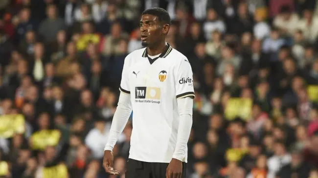 Espanha, Valência, Estádio de Mestalla, Valencia x Sevilla - La Liga EA Sports - 25ª rodada, Christian Mosquera (Valencia) observa no Estádio de Mestalla, Espanha.