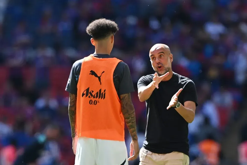 Guardiola conversa com O’Reilly em campo pelo Manchester City. O treinador está muito feliz com o jovem lateral e não quer que o clube o negocie. Ele vai permanecer, segundo informações do jornalista Paul Hirst.. (Photo by Mike Hewitt/Getty Images)