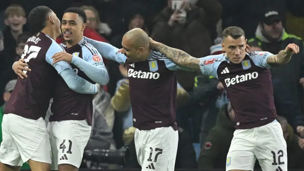 Jacob Ramsey, do Aston Villa, celebra com seu companheiro de equipe Morgan Rogers após marcar o primeiro gol de sua equipe durante o jogo da quarta rodada da Emirates FA Cup entre Aston Villa e Tottenham Hotspur no Villa Park, em 9 de fevereiro de 2025, em Birmingham, Inglaterra. (Foto de Clive Mason/Getty Images)