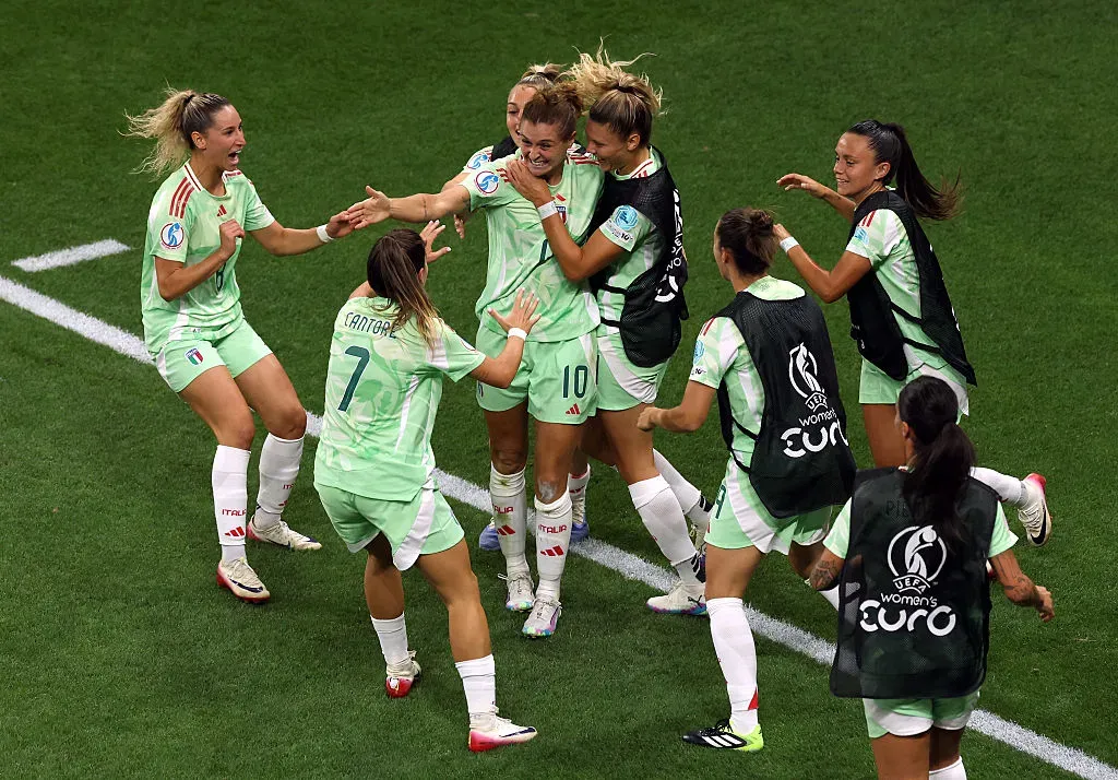 Girelli comemora o primeiro gol da Itália na partida (Photo by Eddie Keogh/Getty Images)