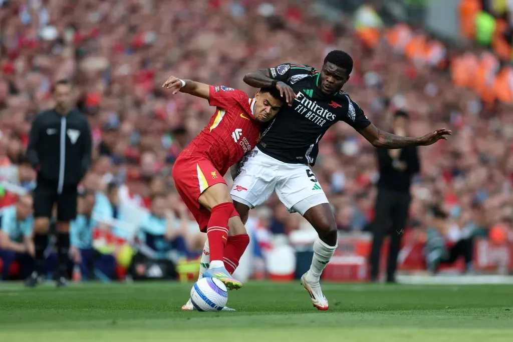 Luis Díaz, do Liverpool, é desafiado por Thomas Partey, do Arsenal, durante a partida da Premier League entre Liverpool FC e Arsenal FC, realizada em Anfield, no dia 11 de maio de 2025, em Liverpool, Inglaterra. (Foto de Carl Recine/Getty Images)