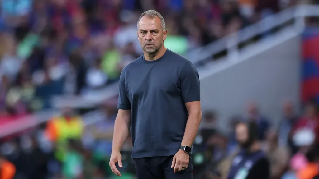 Treinador do Barcelona, Hansi Flick, durante partida pelo clube na La Liga (Photo by Judit Cartiel/Getty Images)