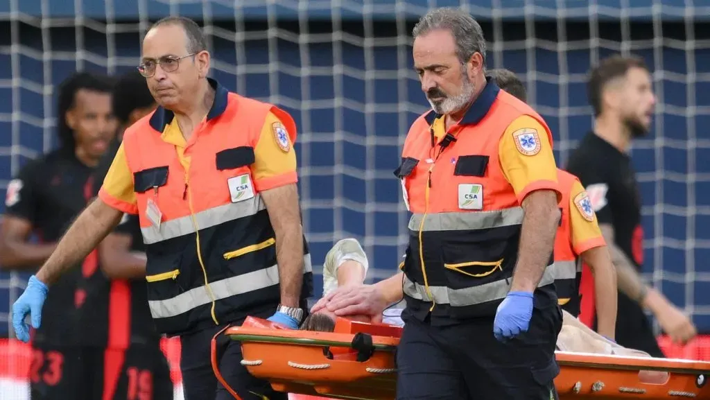 Após novas dores nas costas e a possibilidade de uma segunda cirurgia, o goleiro alemão vive um momento de indefinição, agravado pela recente perda da titularidade para Joan García. (Photo by David Ramos/Getty Images)