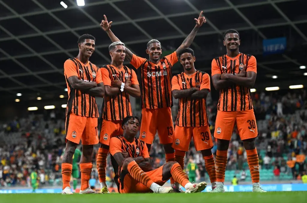 Jogadores do Shakhtar Donetsk contra o FC Ilves na goleada por 6 a 0. A equipe se classificou na Europa League.   (Photo by Jurij Kodrun/Getty Images)