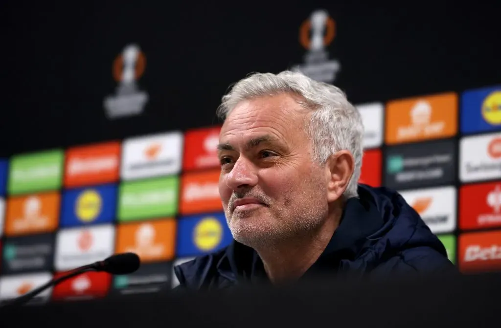 José Mourinho, treinador principal do Fenerbahçe, fala com a imprensa durante a coletiva de imprensa das oitavas de final da Liga Europa 202425, no Estádio Ibrox, em 12 de março de 2025, em Glasgow, Escócia. (Foto de Ian MacNicolGetty Images)