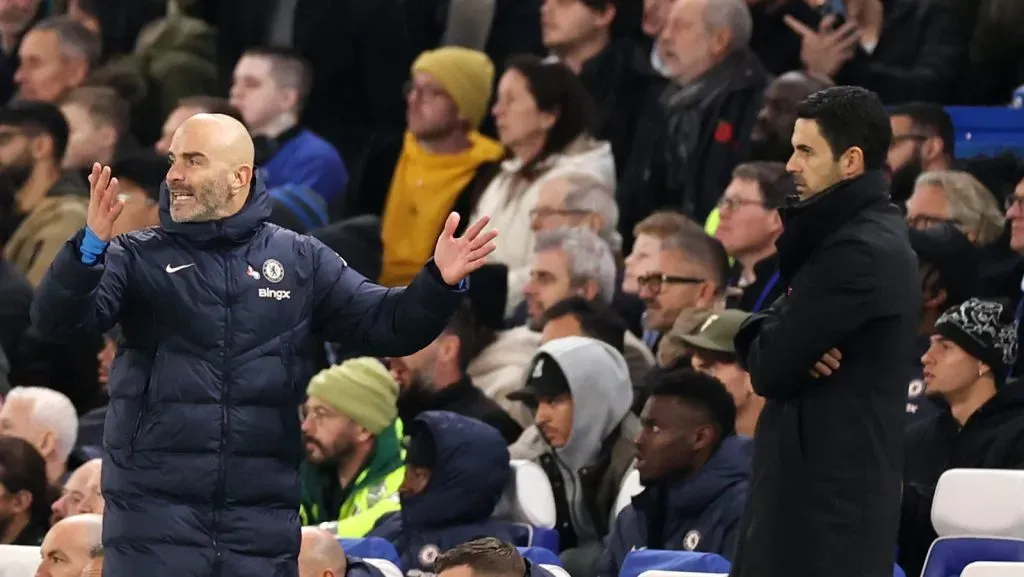 Enzo Maresca, técnico do Chelsea, reage ao lado de Mikel Arteta, técnico do Arsenal, enquanto observa durante a partida da Premier League entre Chelsea FC e Arsenal FC em Stamford Bridge em 10 de novembro de 2024, em Londres, Inglaterra. (Foto: Ryan Pierse/Getty Images)