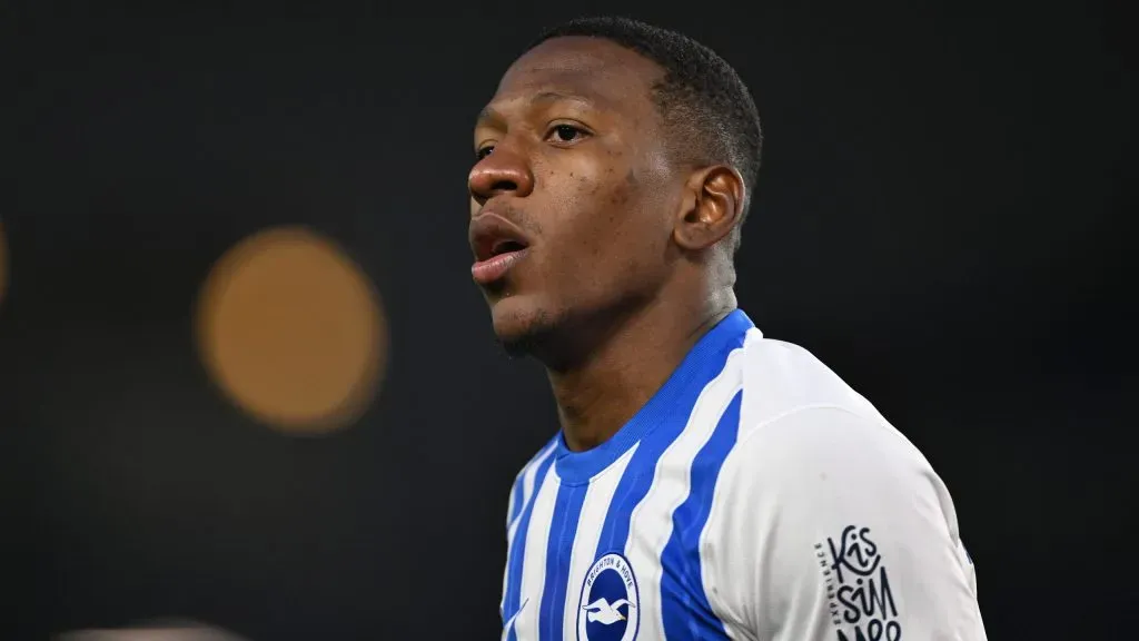 Pervis Estupiñán em jogo do Brighton. Foto: Mike Hewitt/Getty Images