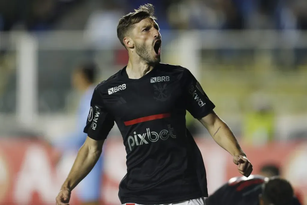 A dúvida ainda é se Viña deve ser titular contra o Bayer Leverkusen, já que ele ficou um tempo fora dos gramados, segundo o GE. (Photo by Gaston Brito Miserocchi/Getty Images)