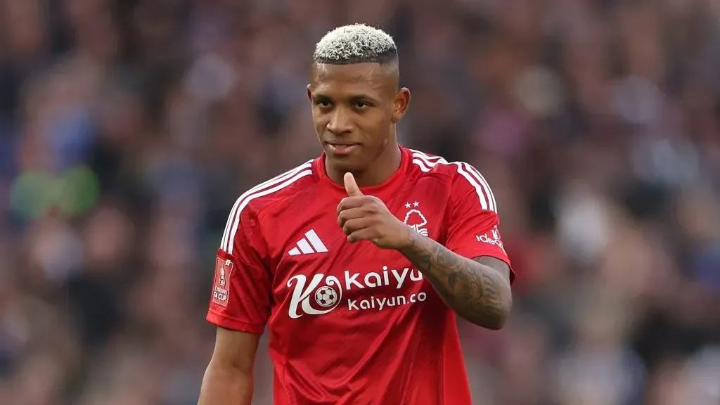 BRIGHTON, INGLATERRA - 29 DE MARÇO: Danilo do Nottingham Forest durante a partida das quartas de final da Emirates FA Cup entre Brighton & Hove Albion e Nottingham Forest no Amex Stadium em 29 de março de 2025 em Brighton, Inglaterra.